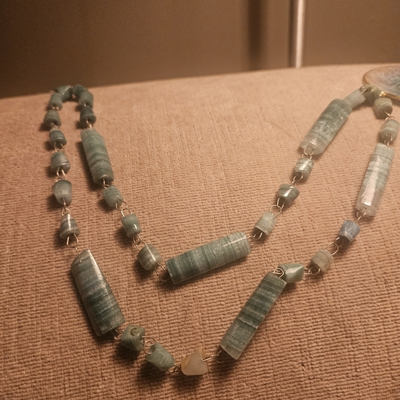 VERY SPECIAL VTG JADE NECKLACE. LARGE HAND CARVED DISC ENCIRCLED IN GOLD . - Picture 5 of 5